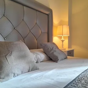 Apartamento Espacioso Muy Tranquilo Y Con Jardines Cercano A La Playa Y Con 06 Piscinas, Estepona